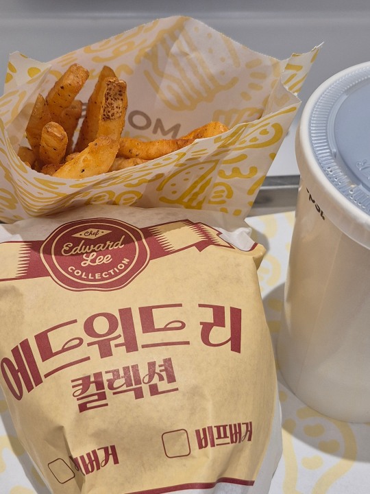 [현장] 재료 하나 하나가 셰프의 킥…맘스터치 에드워드 리 버거 먹어보니