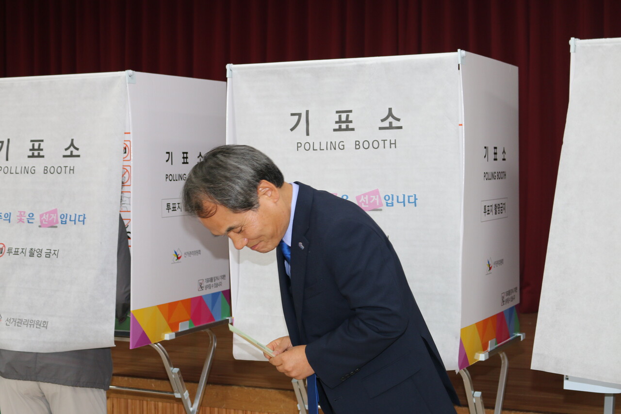 "투표는 미래를 선택하는 가장 강력한 권리"… 박규환 민주당 최고위원, 봉화서 투표 참여