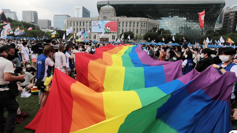 '살자, 함께하자, 나아가자'…서울광장서 3년 만에 퀴어축제 열렸다