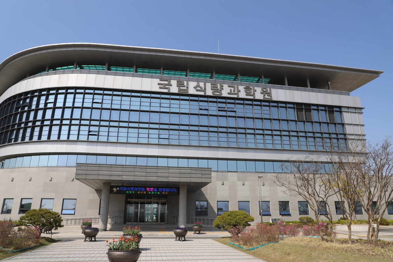 [태양광, 지구 살리는 기술] ⑭국립식량과학원, 추적식 영농형 태양광 연구 산실로…태양 쫓는 푸른빛 해바라기 관심↑