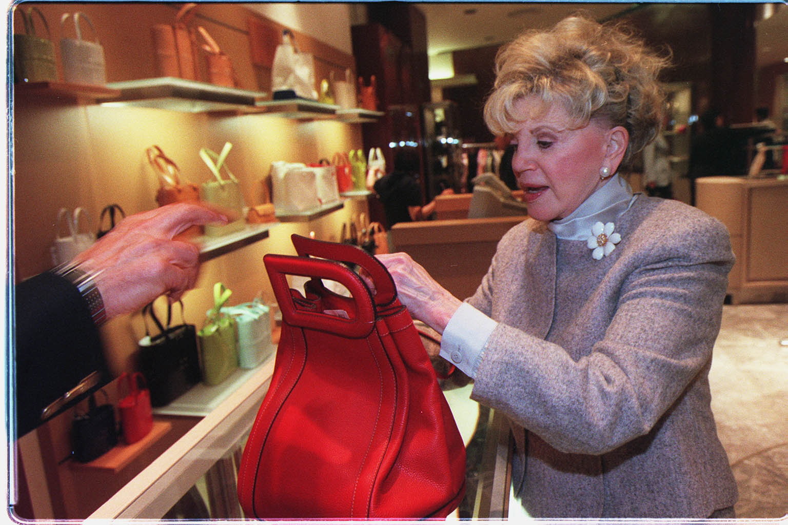Judith Krantz, Whose Tales of Sex and Shopping Sold Millions, Dies at 91 - 포토뉴스