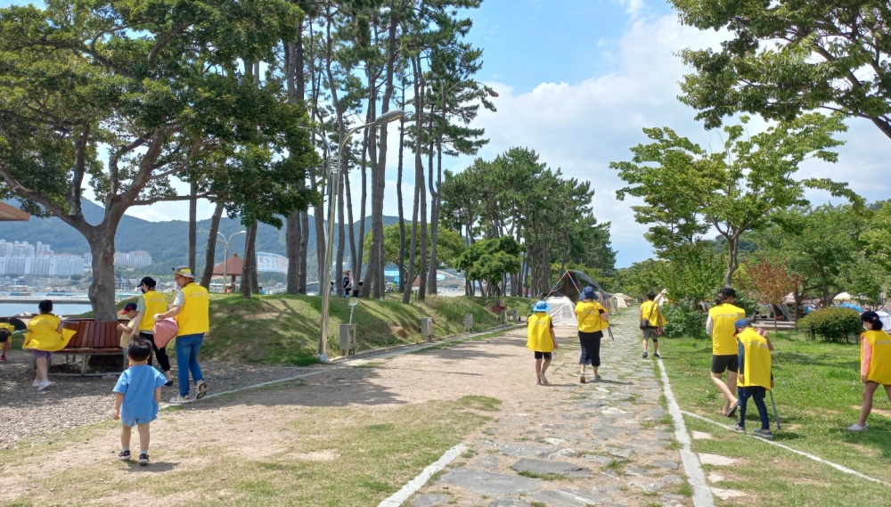 바다로 줍킹 여수시 가족+센터, 웅천 해변서 봉사활동