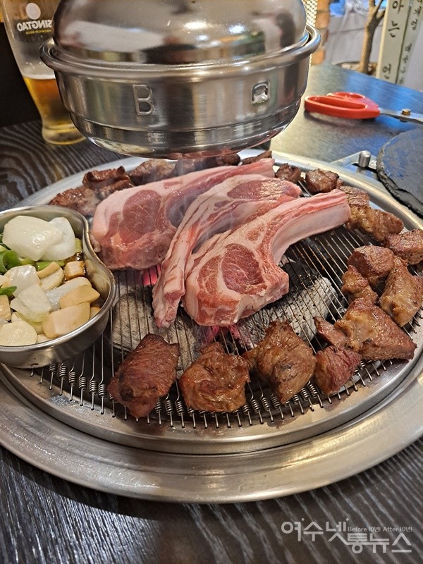 침 꼴깍 넘어가게 하는 맛! 숯불화로에 구운 양갈비