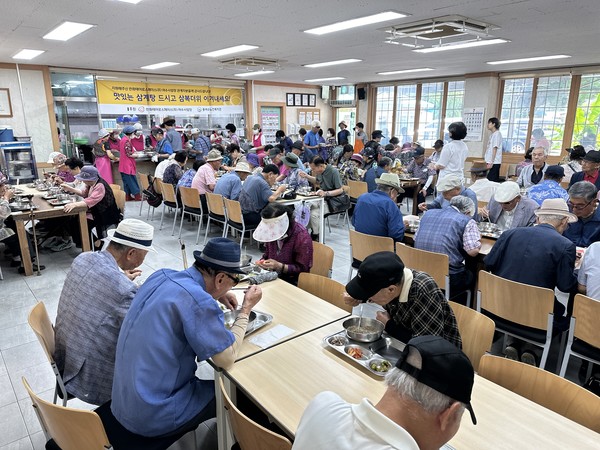 동여수노인복지관, 초복맞이 삼계보양식 나눔활동