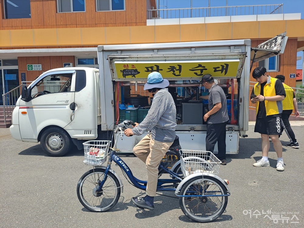 여수 안도 섬마을에 자원봉사자 몽땅 떴다
