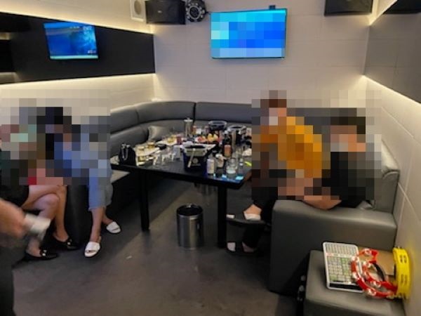 도우미들이 나온다… 집합금지 무시한 노래주점 적발