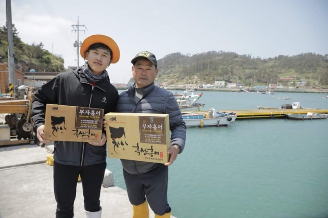 흑산도홍어 쇼핑몰 부자홍어, 아버지와 아들이 선사하는 흑산홍어의 찰진 육질과 알싸한 향