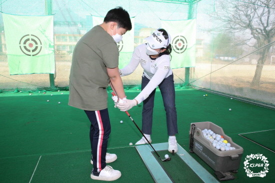 [KLPGA] 박현경, 강화 삼성초등학교서 골프 꿈나무 지도 재능 기부