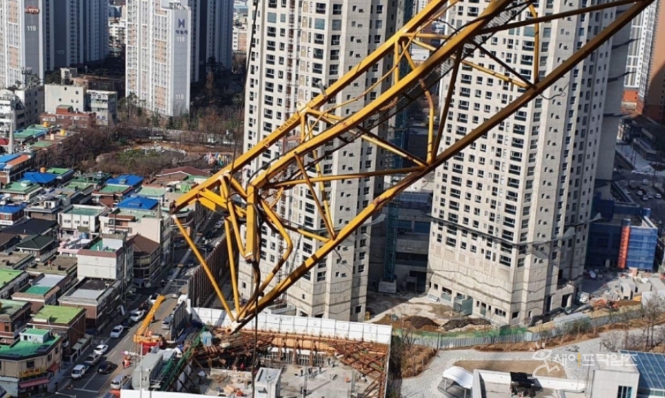 황토종합건설 공사장 크레인서 1.5t 철근더미 추락 … 60대 노동자 숨져
