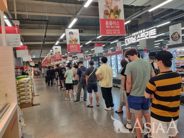 [A 현장] 위스키 성지로 입소문...홈플러스 강서점, 리뉴얼 첫날 북적