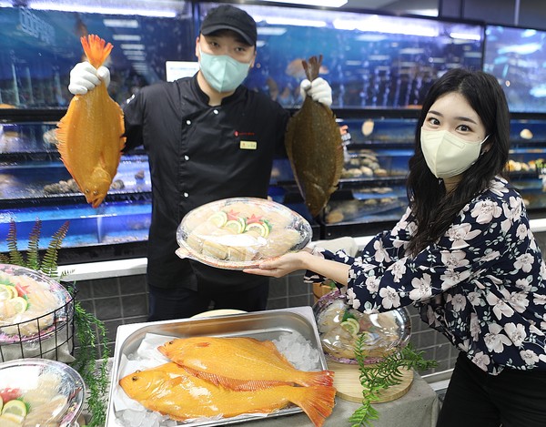 롯데마트, 이색 횟감 황금 광어회 첫 선