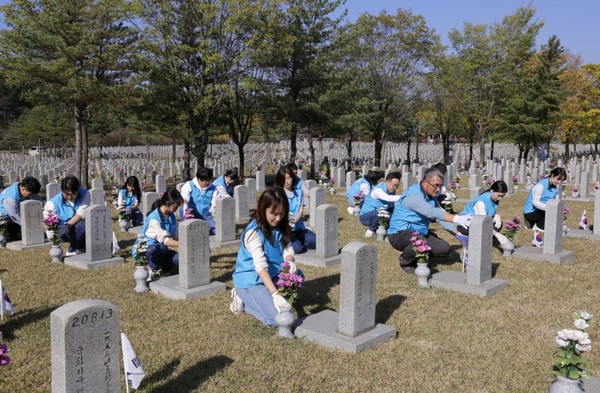 [포토] 프리드라이프,  현충원 묘역정화 봉사활동 진행