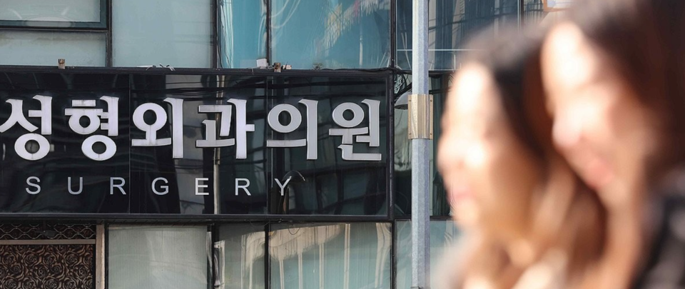 [인터뷰] 화려한 K팝 아이돌, 한국 여성에겐 독이었다