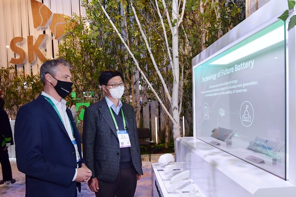 [CES 2022] SK이노 전시 부스 찾은 전고체 동맹 美솔리드파워