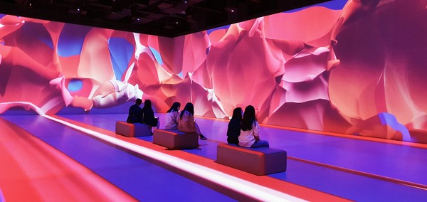 몽환적 푸른 빛, 〈블루룸〉으로의 초대···그라운드시소 명동 개관