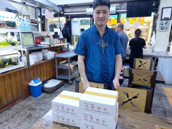 동두천시 중앙동 으뜸분식, 저소득층 가구에 만두세트 전달