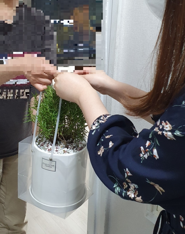 동두천시 그린화원, 불현동 취약계층에 로즈마리 선물