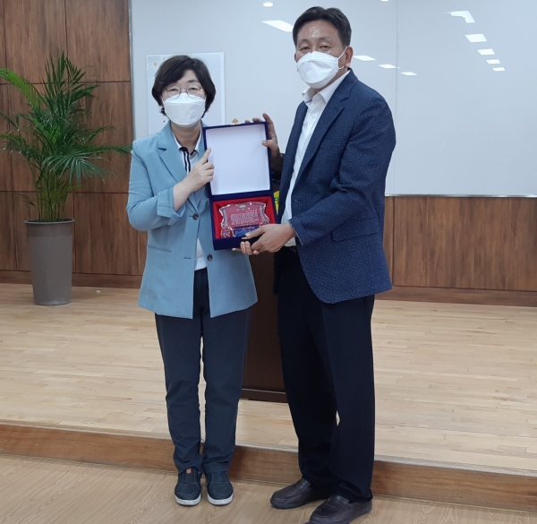 박옥분 의원, 수원 명인초등학교로부터 공로패 받아