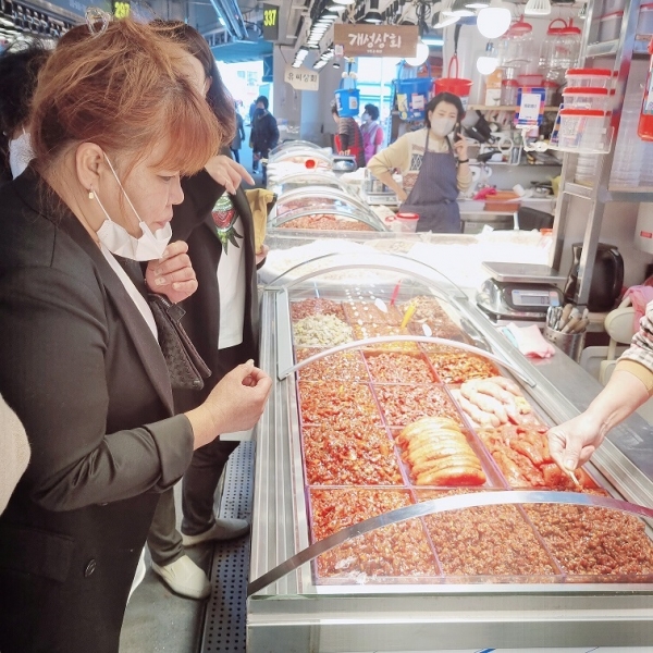 만수1동 자생단체, 소래포구 축제 기념 어시장 장보기 행사