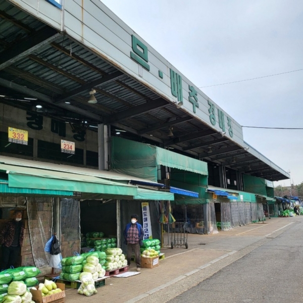인천삼산농산물도매시장, 울진군 산불피해 주민 위한 성금 기탁
