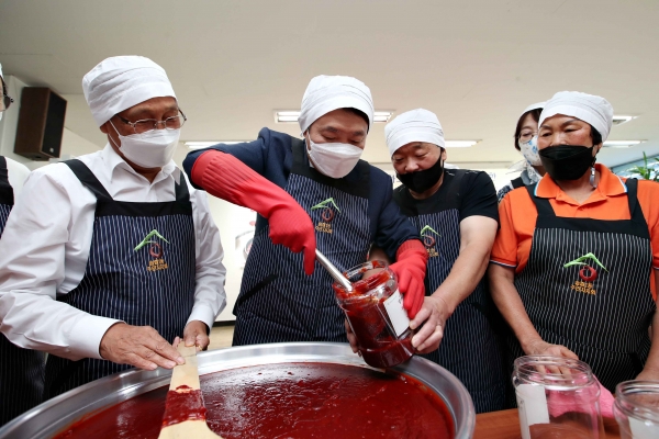 송림1동, 정겨운 송림골 고추장 담그기 행사와 사랑이 가득 담긴 반찬 나눔 행사 개최