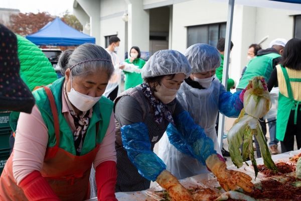연천군자원봉사센터, 포기포기 사랑담아 김치로 나누는 이웃의 정 김장 나눔 활동 진행