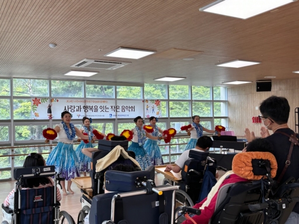 수원시 여성문화공간 휴 지원 동아리들, 장애인시설에서 공연 봉사 진행