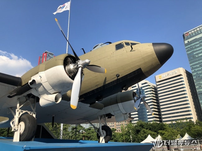 [포토뉴스] 여의도에 비행기가? 한국의 월스트리트에 숨겨진 독립정신