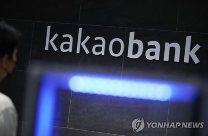 카카오뱅크, 상장 첫날 시총 32조···금융 대장주 등극