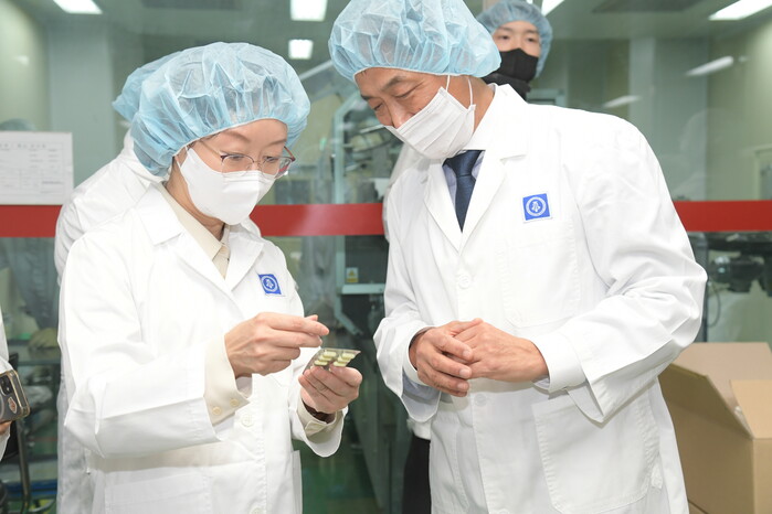 종근당 천안공장, 감기약 공급에 구슬땀...오유경 식약처장 찾아 격려
