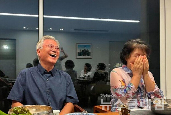 탁현민 누군가 文 물어뜯으면 나도 물겠다…  신주호 그 대통령에 그 참모