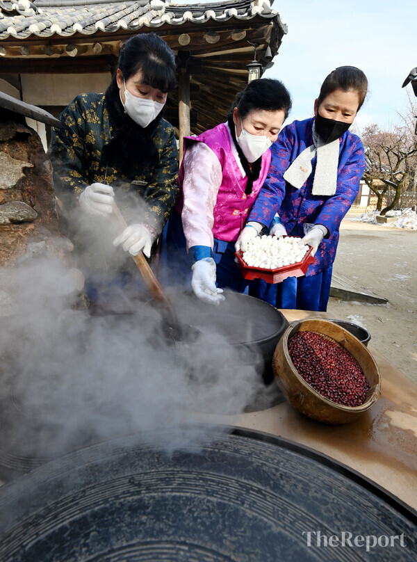 [포토] 전통 동지 팥죽 만들기