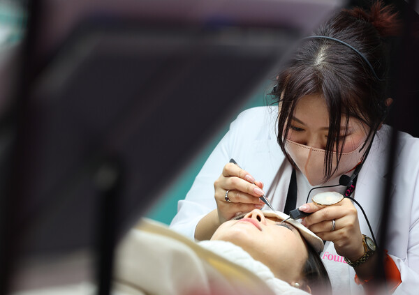 뾰족한 손톱마다