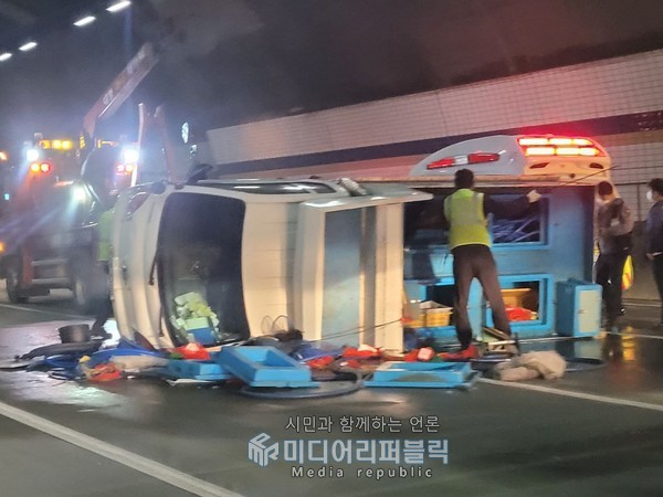 [속보] 경기도 호원터널 안 차량전복사고