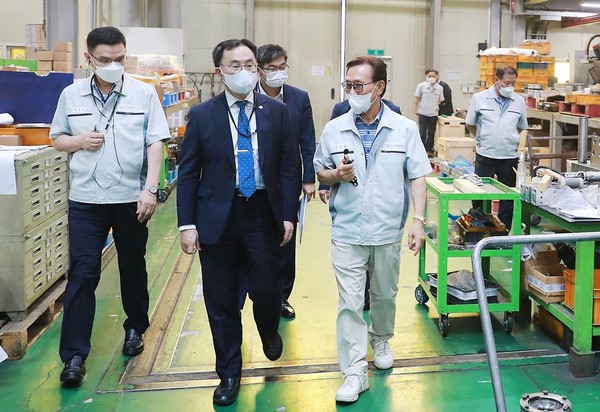 [포토] 금형제작 전문 뿌리기업인 동아정밀공업 현장 방문