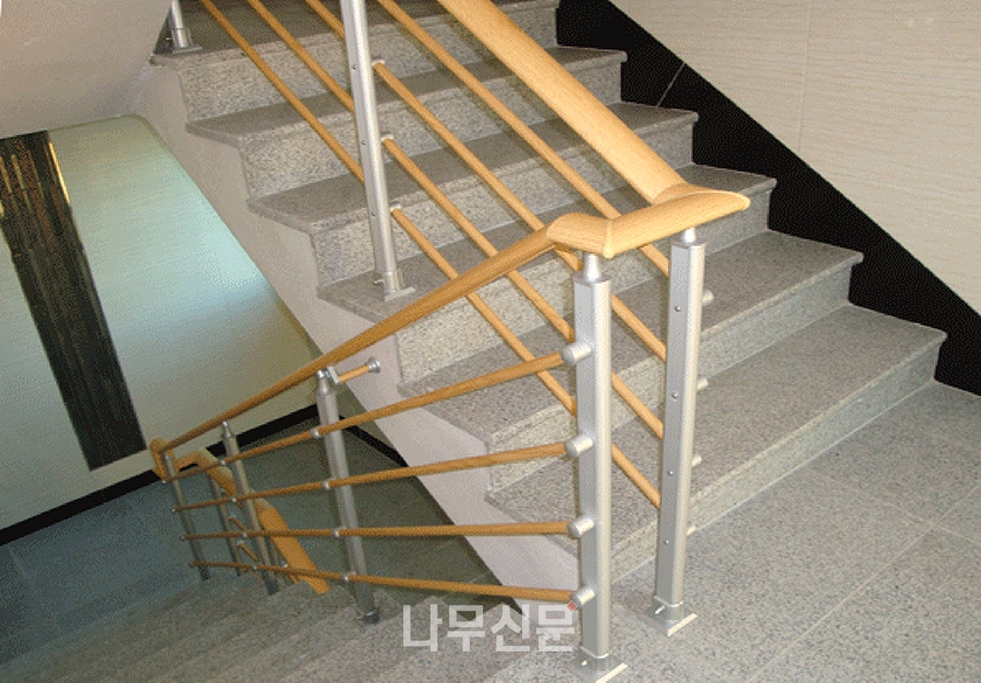 건축의 완성미와 가치 높여주는 목재 질감의 계단난간, 미려핸드레일