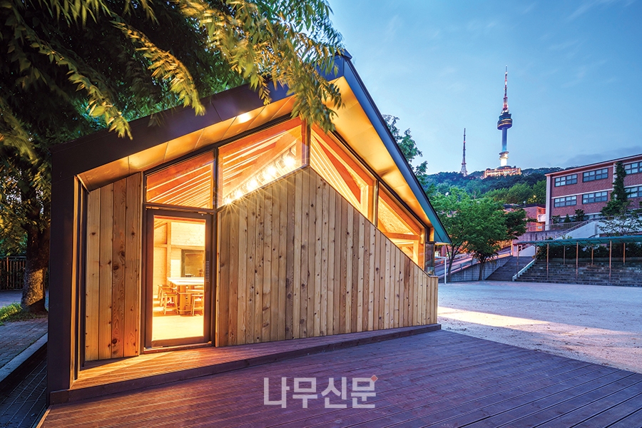 중목구조와 경량목구조 결합이 만들어낸 감성공간, 용암초등학교 숲속공방 Carpenters House