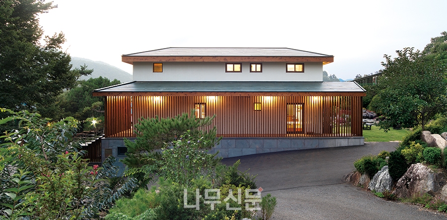 두 세대로 독립된 한옥형 중목구조 단독주택, 와우당(臥牛堂) Wa Woo Dang