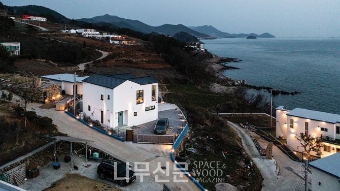 터파기부터 인허가까지 4개월, 바다 위에 우뚝선 전원주택