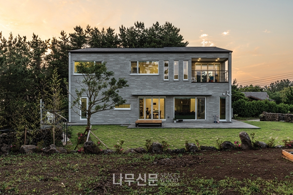 한없이 투명에 가까운 블루 & 화이트, 제주 애월 전원주택