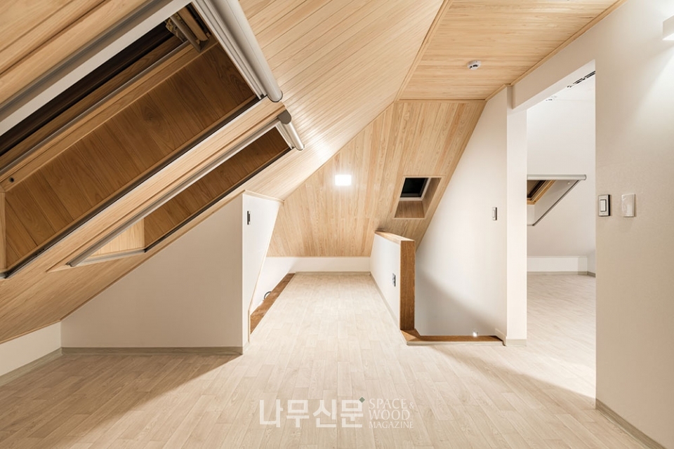 높은 다락과 벽난로가 있는 4층 상가주택