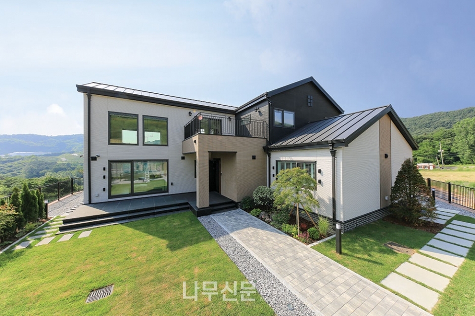 실내에 돌계단이 있는 단독주택 인테리어