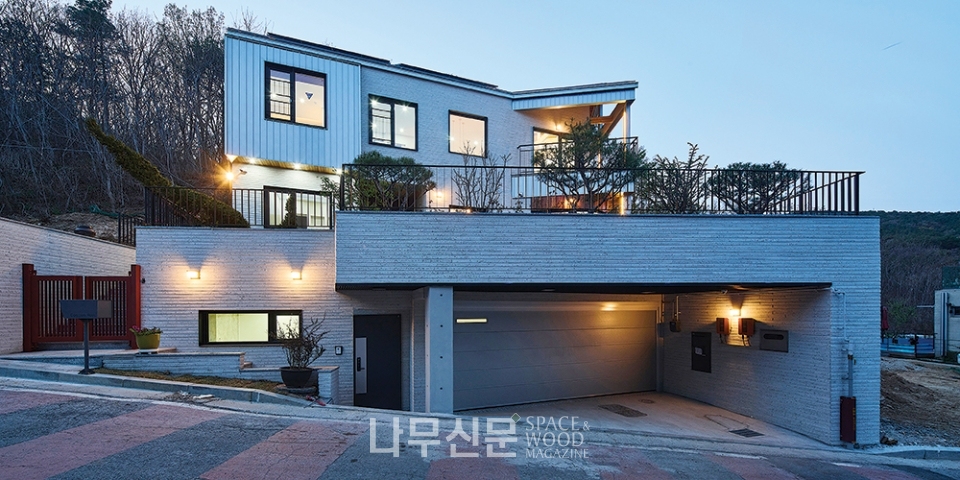 세 개의 입구와 2층 거실이 있는 중목구조 단독주택 자연스럽게-집