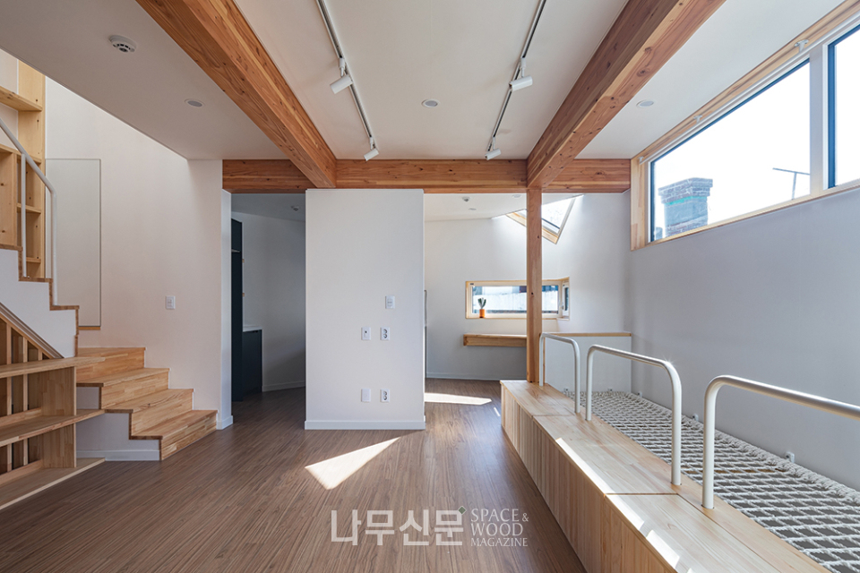 마당 같은 옥상이 있는 도심 목조주택 호와원