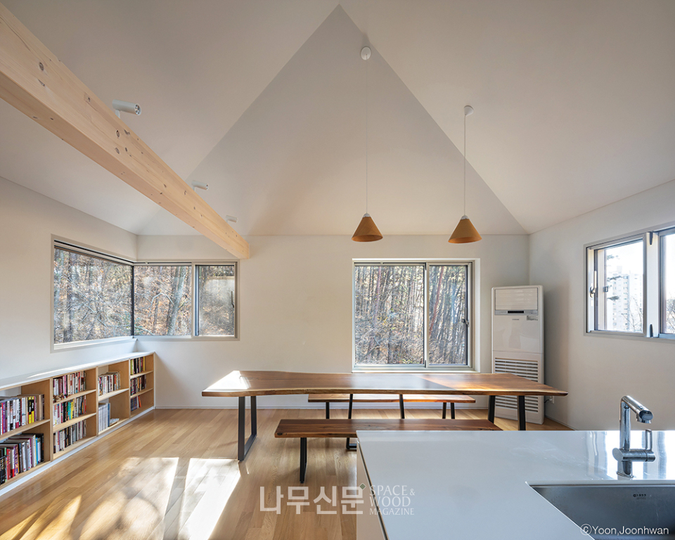 자연과 땅으로부터 유추된 3층집, 광주 추사재