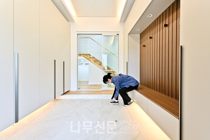 두 개의 게스트룸과 회의실이 있는 사업가의 단독주택