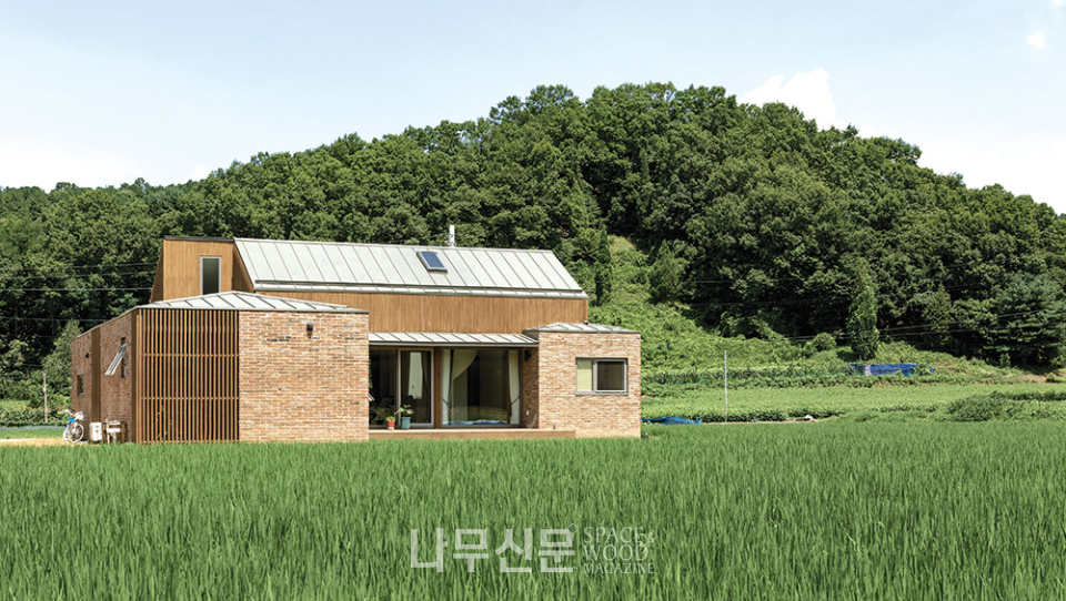 부부와 세 아이, ㅁ자 구조 박공지붕 남향 단층집