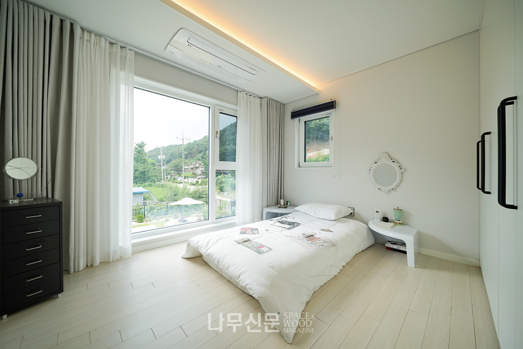 푸른 잔디마당 창 넓은 파주 이층집