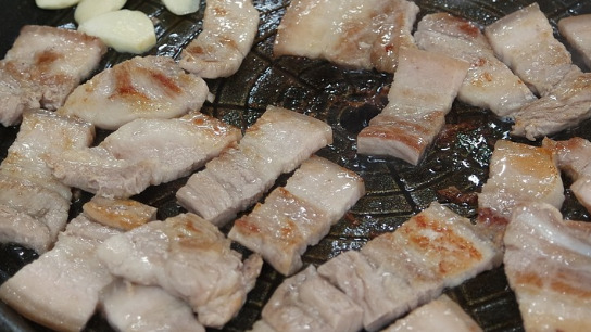 생방송 투데이 저렴한 삼겹살·한우 육회 감태롤 등 오늘 맛집들 소개…혀에서 좔좔