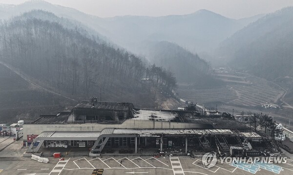 [속보] 경북 대형 산불로 청송휴게소 전소, 경북도 서산영덕고속도로 청송휴게소 전소 피해 발생…복구 비용 100억 원 추산, 전소 피해 잇따라... 